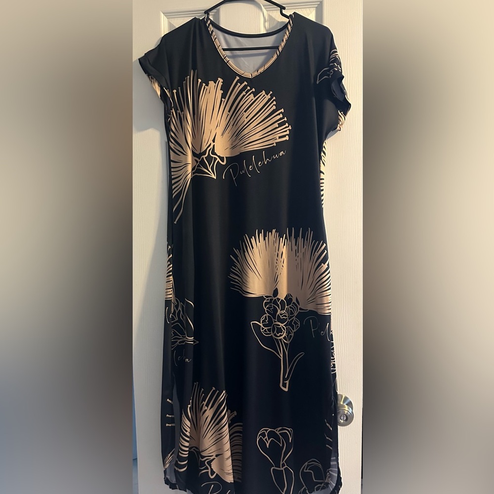 Beautiful Pulelehua dress. Size XL
Hawaiian print